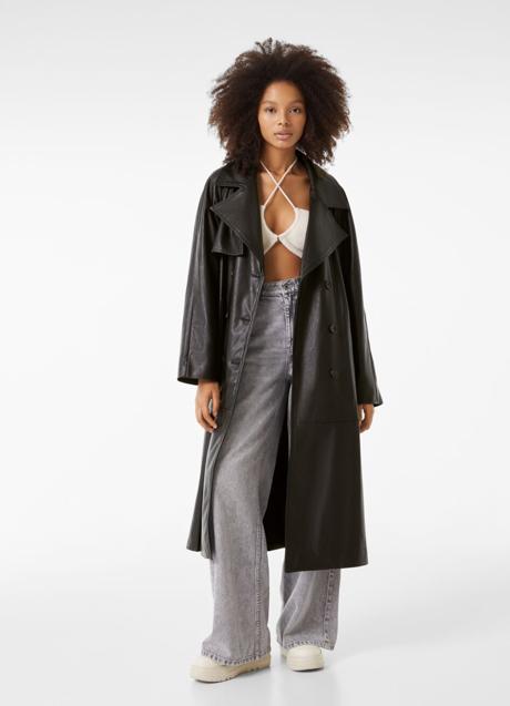 Imagen - Abrigo trench efecto piel de Bershka, 59,99€.