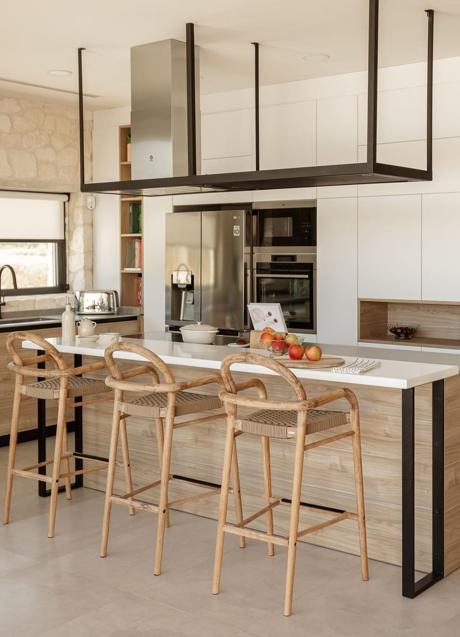 Imagen - Las cocinas con islas rústicas son ideales para un espacio muy acogedor.