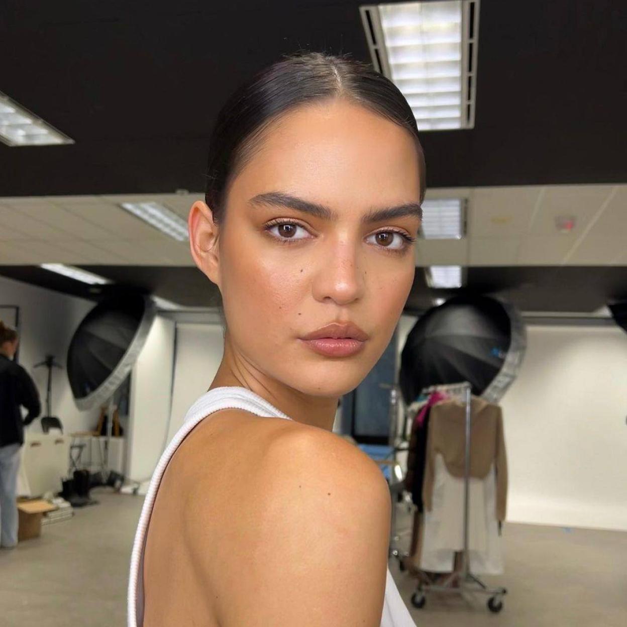 La modelo presume de una piel tersa, luminosa y uniforme