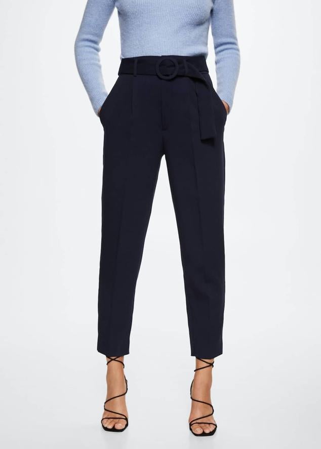 Es uno de los tonos más elegantes de la paleta y rivaliza con el negro cuando llega el otoño. Elige un diseño de tiro alto con cinturón para marcar cintura. Pantalón de pinzas de Mango (29,99 euros). 