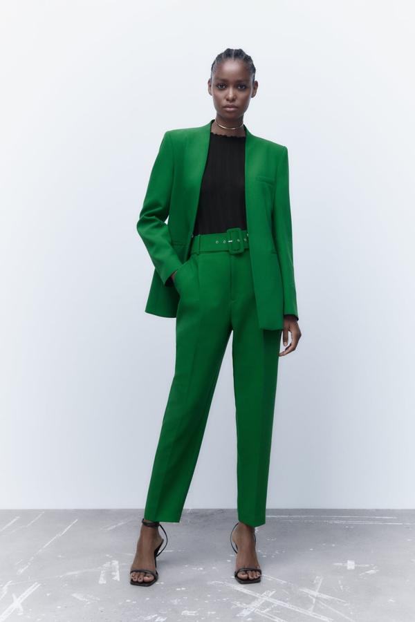 Los trajes en colores inesperados, como el verde, siempre funcionan. Pantalón con cinturón en color verde de Zara (29,99 euros). 