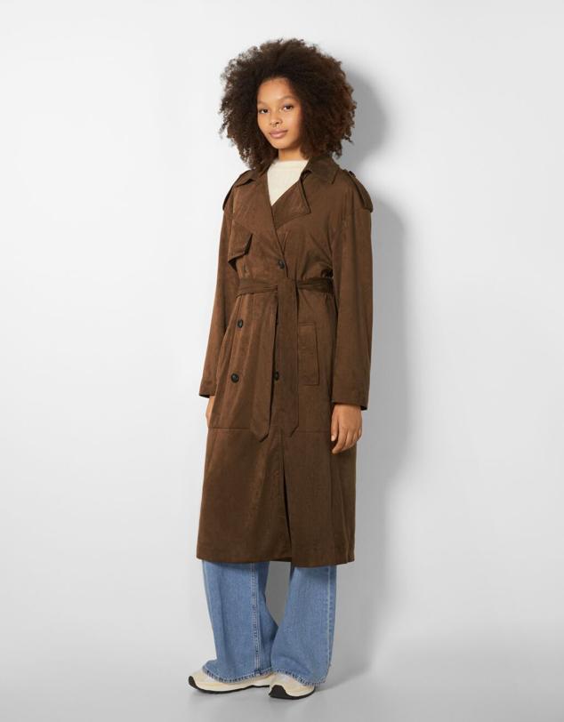 El clásico trench pero con efecto ante en color marrón. Gabardina "suede" de Bershka (59,99 euros). 