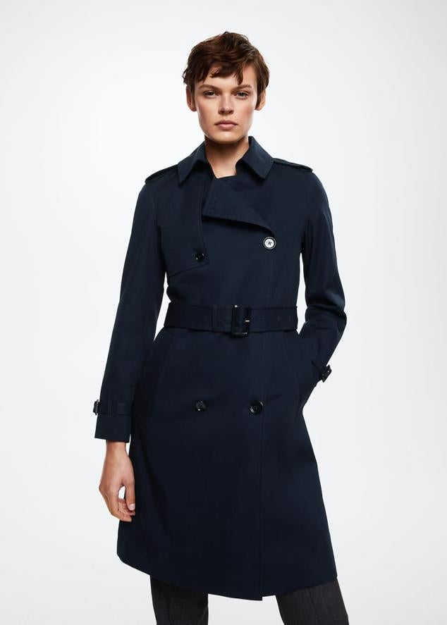 Un color clásico que no puede faltar en ningún armario. Trench corto de Zara (69,99 euros). 