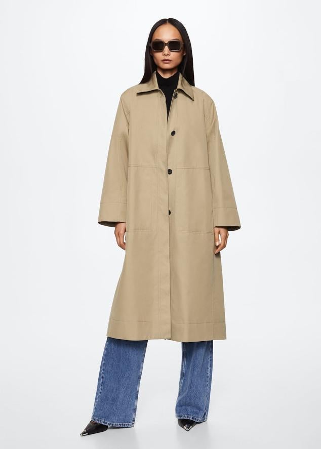 Trench oversize, con mangas acampandas para las que buscan un diseño diferente. Trench en color arena de Mango (129 euros). 