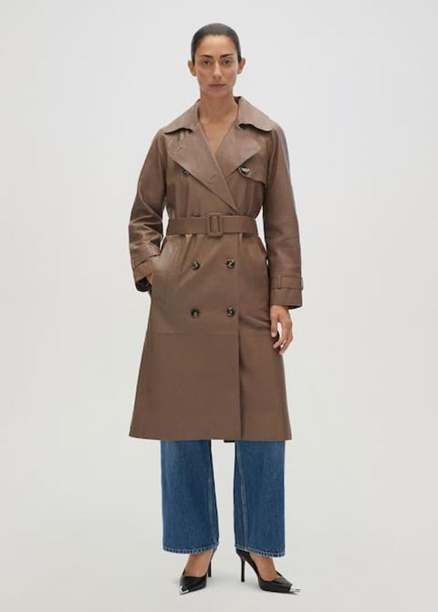 Un diseño, con un precio más elevado, que irá directo a tu fondo de armario. Trench de piel de Mango (299 euros) 