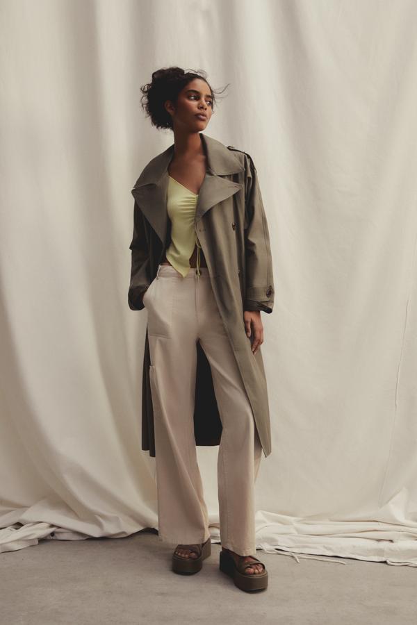 Otro diseño básico, en un tono neutro, que te acompañará durante muchos años. Trench caqui de Pull & Bear (49,99 euros). 