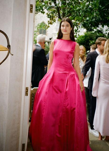 Imagen - La novia encargó su vestido de novia rosa inspirado en un diseño de Dior a una modista londinense (FOTO: Instagram).