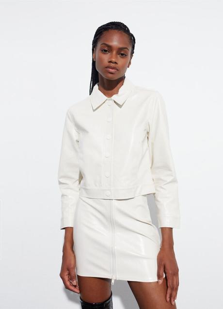 Imagen - Cazadora efecto piel en blanco de Parfois.Foto. Parfois.