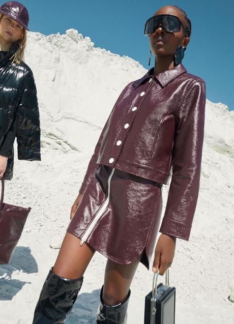 Imagen - Cazadora efecto piel en color burdeos de Parfois. Foto: Parfois.