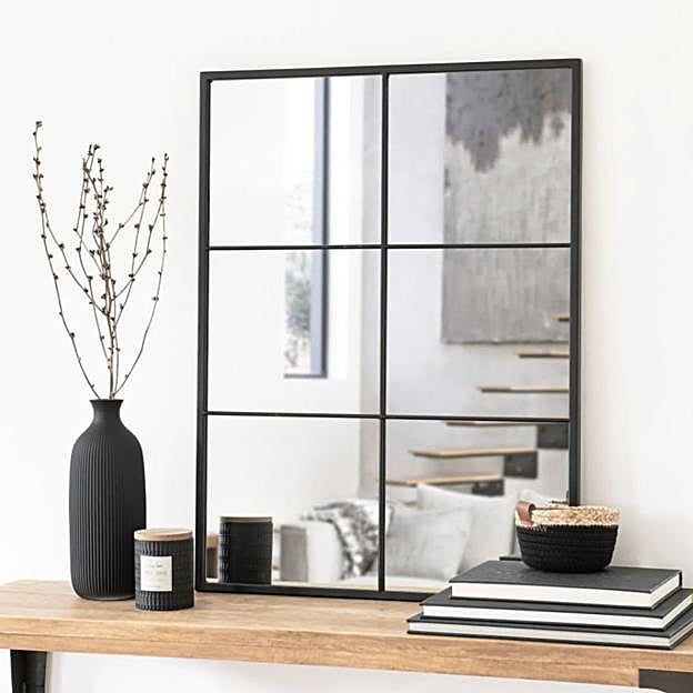 El color negro es muy elegante para sumar diseño a cualquier recibidor.