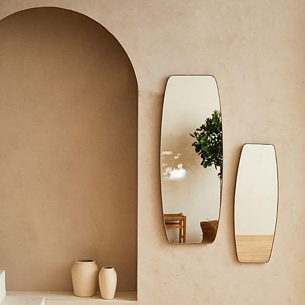 Dos espejos situados uno al lado de otro suman diseño al recibidor.