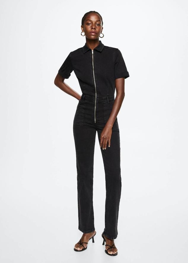 Mono largo en tejido denim con cuello solapa, manga corta con vuelta, corte entallado, perneras rectas, trabillas para el cinturón, cuatro bolsillos y cierre de cremallera frontal, de Mango. Cuesta 49,99 euros.