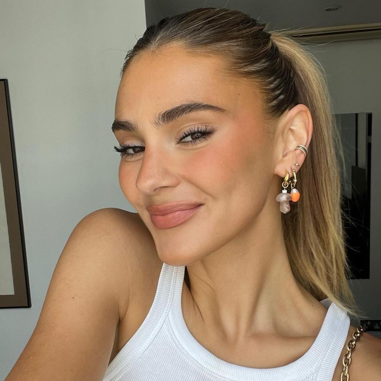 La cantante Stefanie Giesinger con un maquillaje en tonos nude y una piel reluciente y sin imperfecciones.