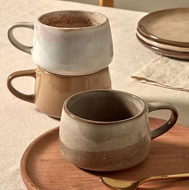 Una taza muy ancha para cafés con mucha espuma.