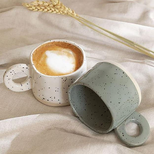 Una taza en tonos neutros y estampado de puntos.