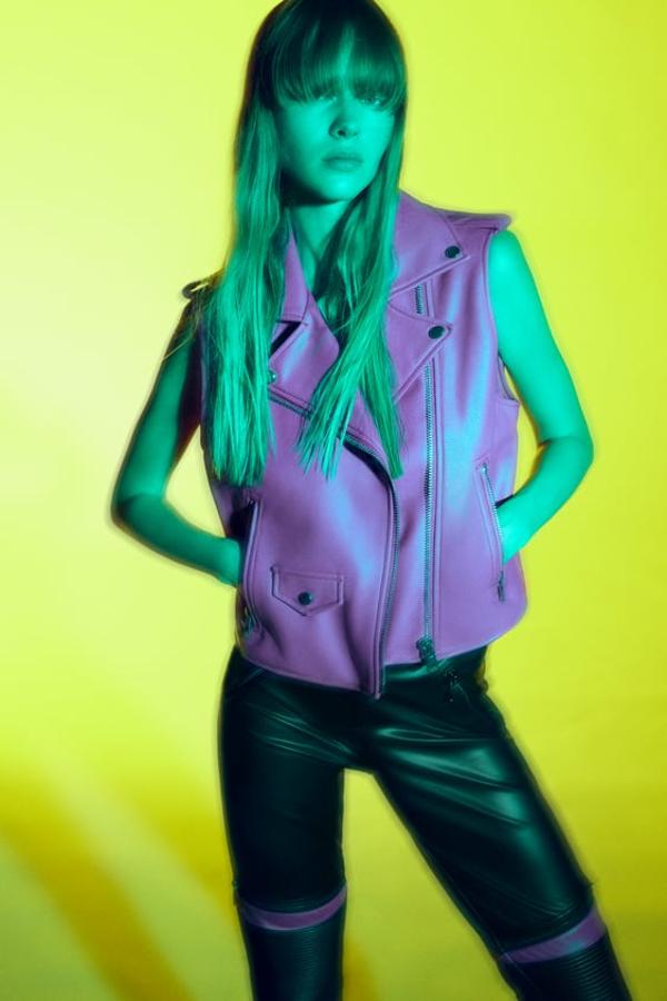 Chaleco fucsia de cuello solapa y manga sisa con trabillas con bolsillos con cremalleras en el delantero y falso bolsillo con solapa. Cierre frontal con cremallera. Precio: 39,95 euros