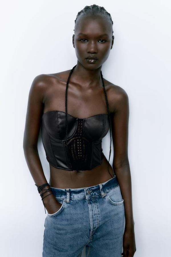 Corsé negro con aros y hombros descubiertos. Detalle de combinación de tejidos a tono. Precio: 19,95 euros