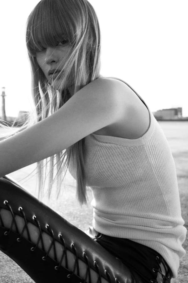 Leggings negros de tiro medio con detalle de aberturas con cordones cruzados en los laterales. Cierre frontal con cremallera metálica. Precio: 45,95 euros