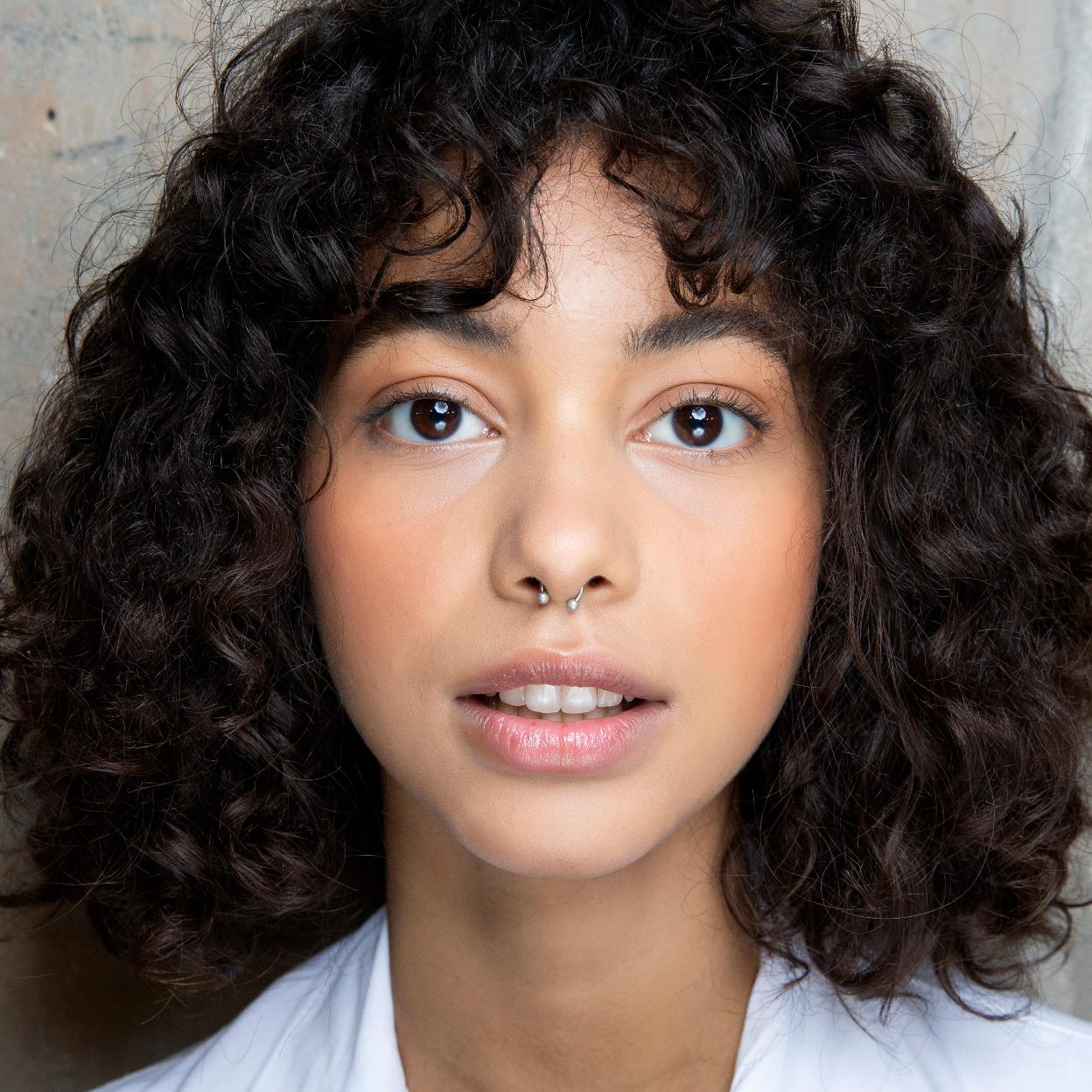 Modelo mirando a cámara. 