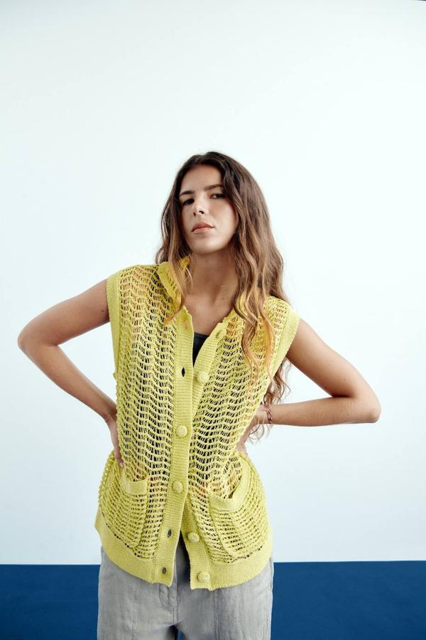 Chaleco de punto calado Limited Edition con cuello solapa, manga sisa, bolsillos delanteros y cierre de botones a tono, en verde, de Zara. Está disponible por 35,95 euros.