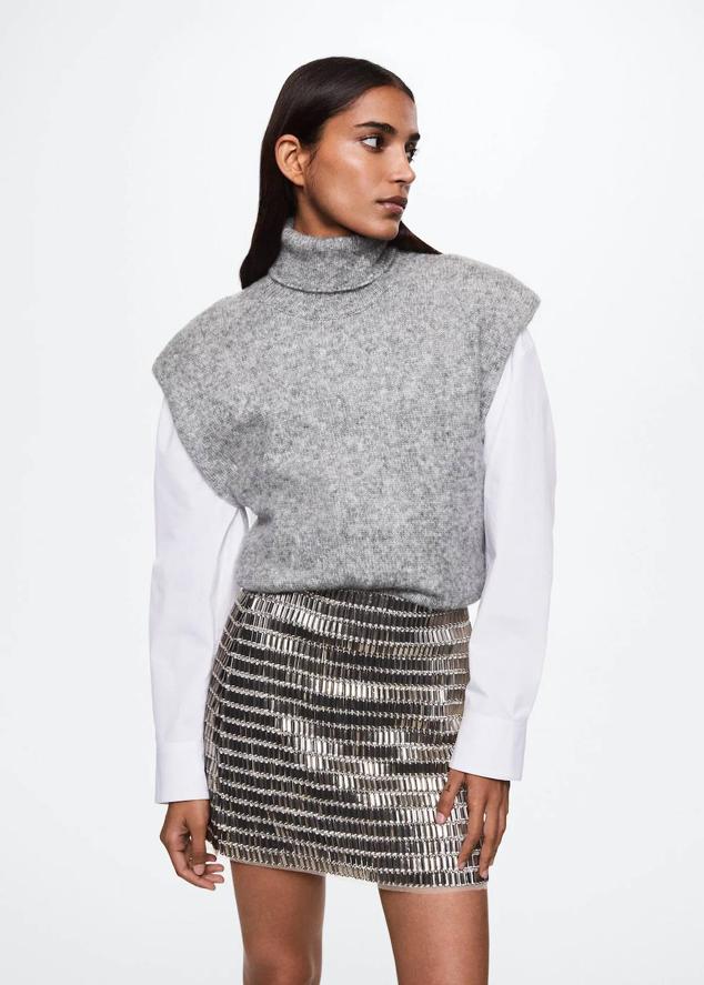 Chaleco en tejido de punto mezcla de lana con diseño oversize, cuello vuelto y hombreras, color gris, de Mango. Cuesta 35,99 euros.