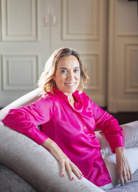 Imagen - Cuca Gamarra con camisa de Zara y vaquero de Elena Miró. Foto: Vicens Giménez.