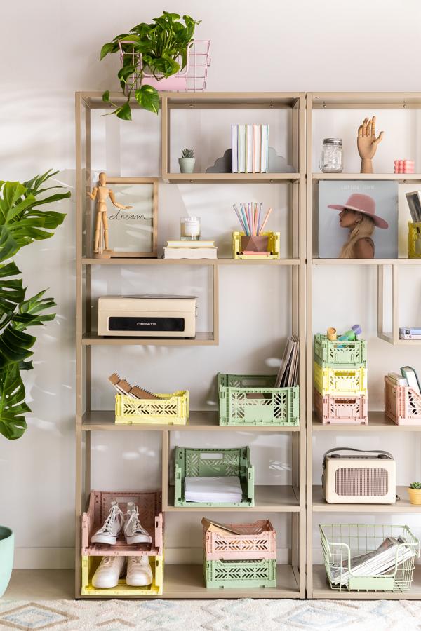 Librería Thura de Sklum en color trigo (174,95 €).