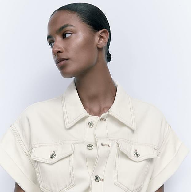 Imagen principal - Mono largo en denim de color blanco de Zara.