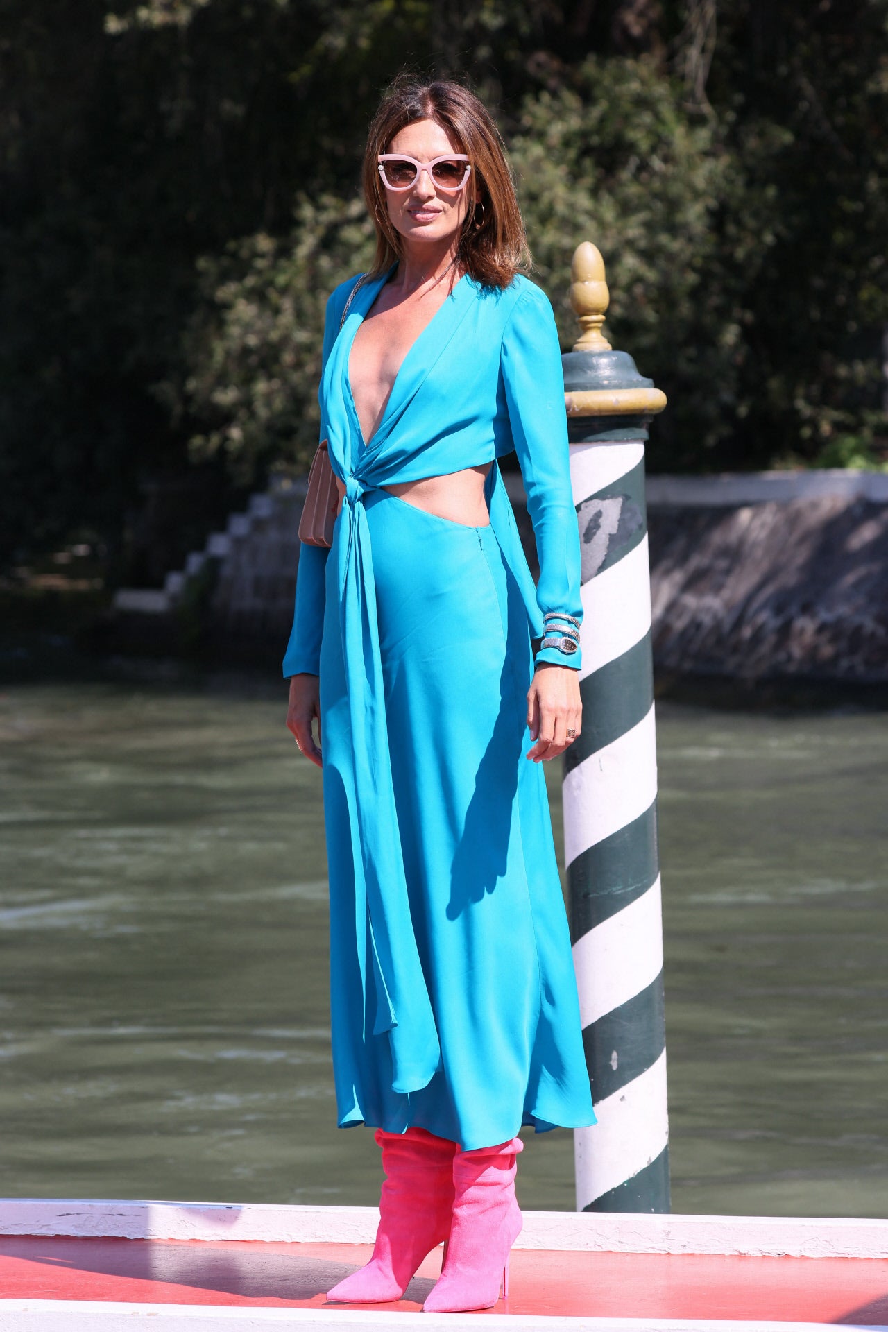 Nieves Álvarez. Toque de color a su llegada al Festival de Venecia con un vestido azulón con diseño cut out y escote a pico.