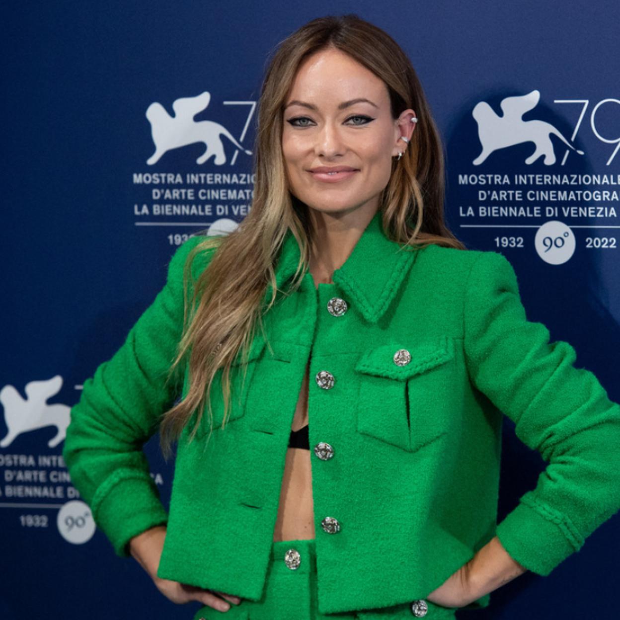 La actriz y directora Olivia Wilde con una falda midi y una chaqueta corta de color verde de Gucci.