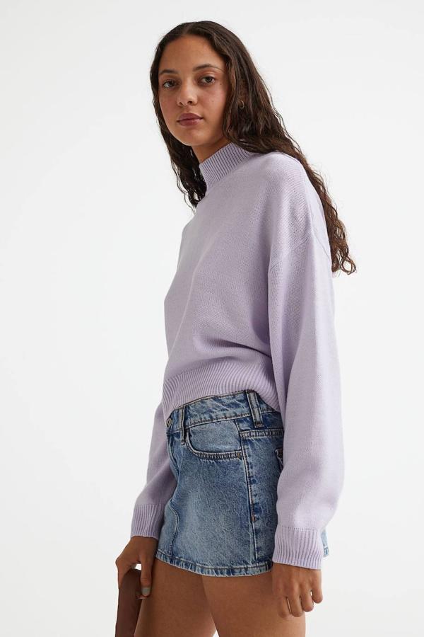 Jersey en punto suave con silueta relajada, manga larga con hombros caídos y cuello perkins, color lila. Tiene un precio de 9,99 euros.