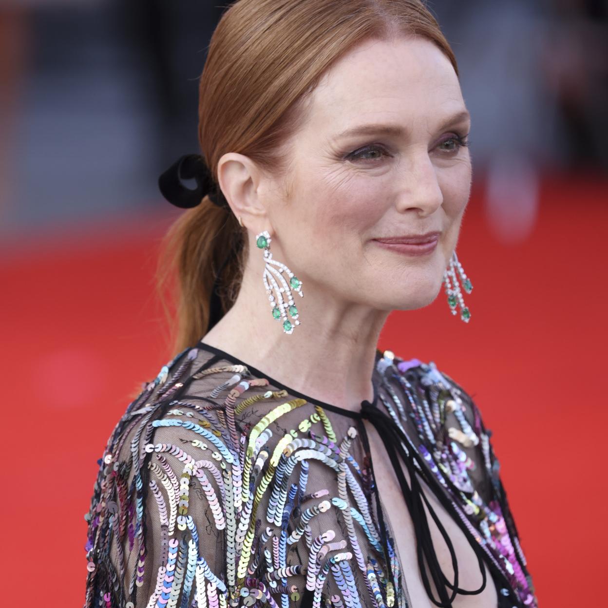 Los lazos negros en el pelo son el accesorio estrella del Festival de Venecia