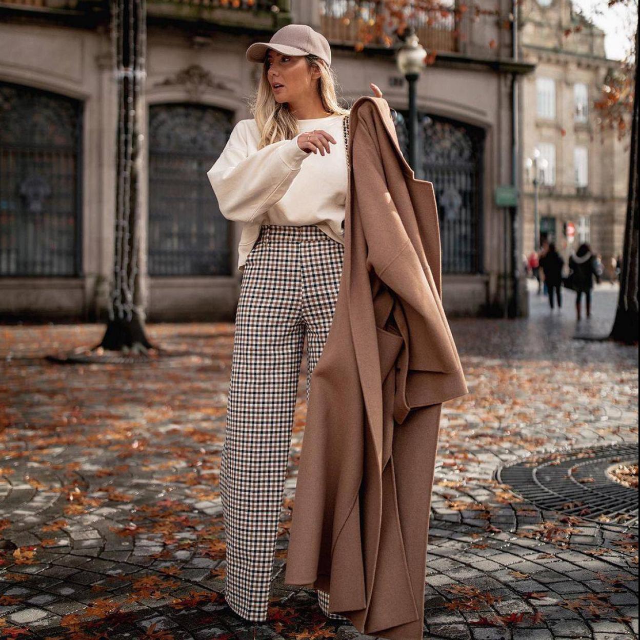 Influencer con look otoñal con pantalón a cuadros