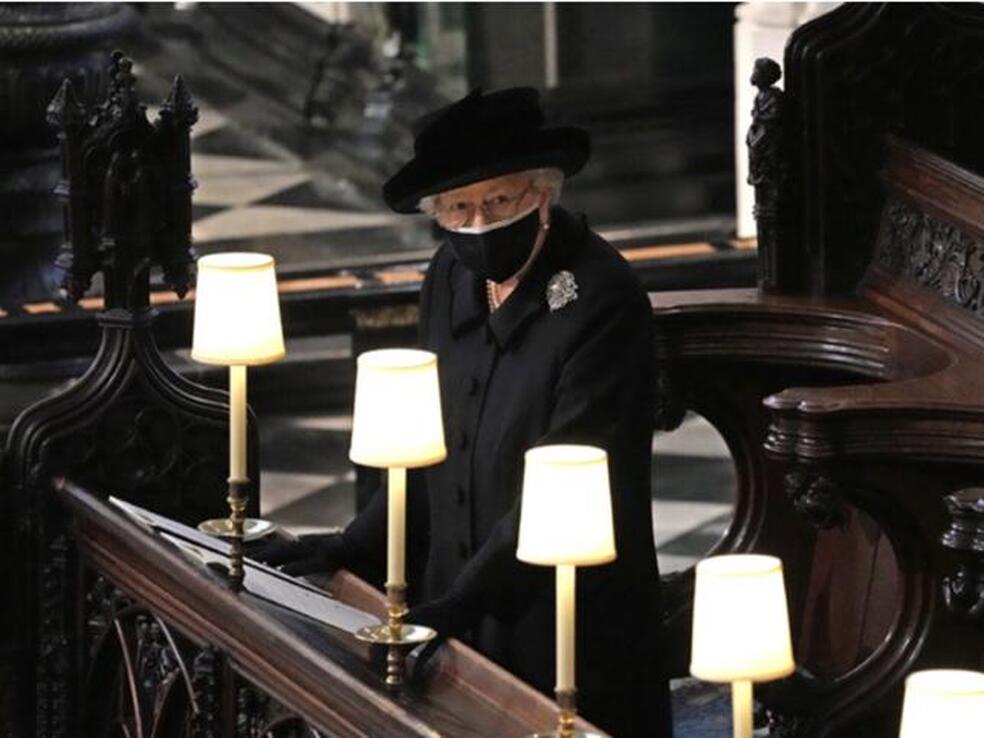 El 9 de abril de 2021 el Duque de Edimburgo falleció en el castillo de Windsor. En la imagen su esposa, de luto y con mascarilla, en el servicio religioso en su honor.