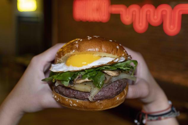 Presentes en más de una treintena de ciudades en toda España, Goiko es toda una referencia a la hora de apostar por las hamburguesas, entre otras razones por la gran variedad de este conocido plato que podemos encontrar en su carta. Tras la llegada de la Kimcheese, su propuesta de fusión coreana con queso crema, cebolla morada agridulce y cebolla mayo kimchi, desde el 7 de septiembre al 31 de octubre podemos degustar la Trufavorita, con carne de ternera, queso de oveja trufado, champiñones a la plancha, huevo frito y un toque de aceite trufado. 