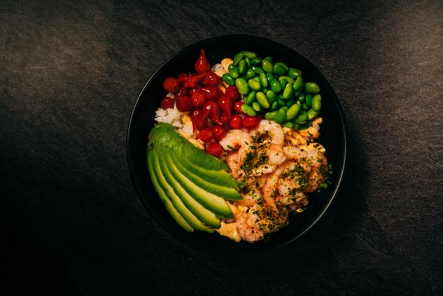 Con más una veintena de locales repartidos por toda España Tasty Poke es una referencia a la hora de disfrutar de uno de los platos más sanos y frescos del delivery. La conocida ensalada que combina pescado crudo, arroz, vegetales frescos y aliños como la salsa de soja o el sésamo. La compañía creada por Jaime Farto, David Salvador y Gema Salvador ha incluido recientemente en su amplia carta compuesta por una docena de pokes una nueva variedad, el prawnadise con langostinos y lágrimas de pimiento. Postres, snacks y entrantes completan una oferta que podemos pedir en varias plataformas de delivery o en sus restaurantes (para comer allí y para recoger).