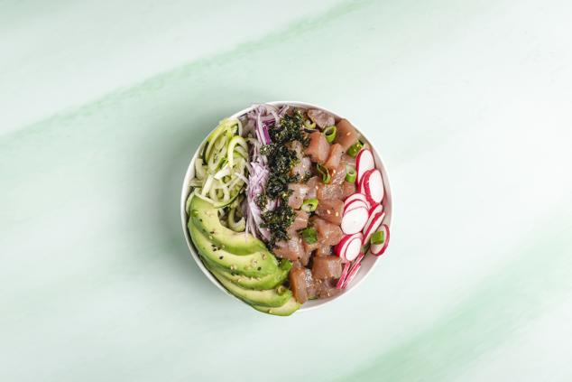 Disponible en once ciudades, Aloha Poke se ha propuesto hacernos más llevadera la vuelta a la oficina con cuatro bowls cuyos beneficios se adaptan a las necesidades de cada uno, tanto si quieres prolongar tu bronceado como si necesitas que te suban el ánimo. Y todo ello lo consiguen a través de ingredientes de temporada para crear bowls personalizados con infinitas combinaciones. Y once pokes diferentes a los que se acaba de sumar su apuesta Keto, con base de calabacín, para que disfrutes de tu plato favorito de la forma más saludable.