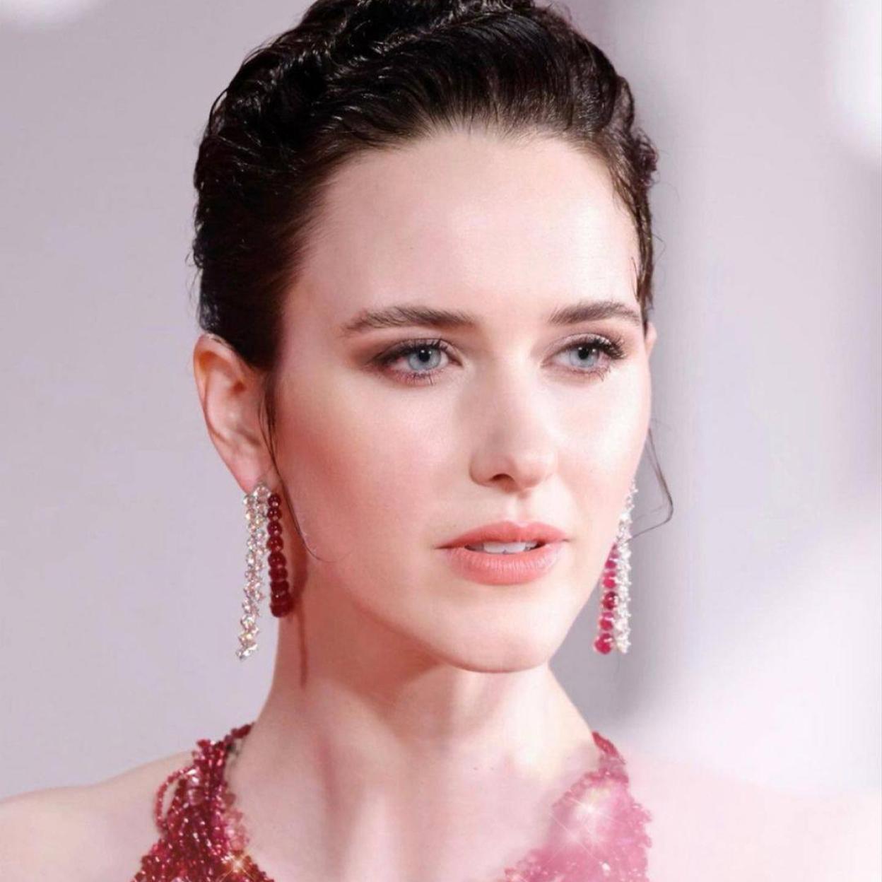 La actriz Rachel Brosnahan luce una tez radiante y sedosa con base natural
