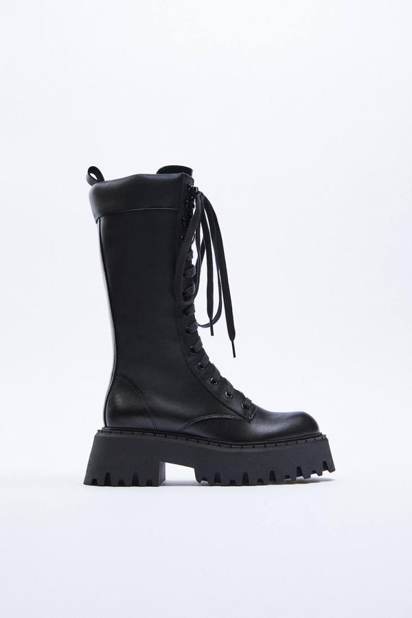 Botín confeccionado en tejido de piel con suela dentada con volumen tipo track, punta redondeada y cierre delantero de cordones a tono, en negro, de Zara. Lo encontrarás por 79,95 euros.