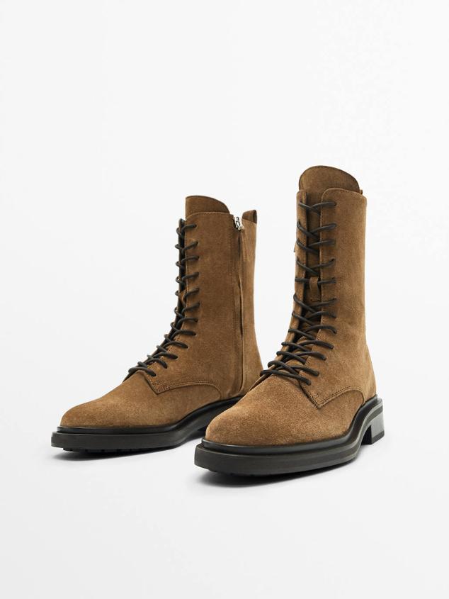 Botín acordonado en tejido de piel de serraje con suela plana y puntera redondeada, en tono marrón, de Massimo Dutti. Está disponible a 99,95 euros.