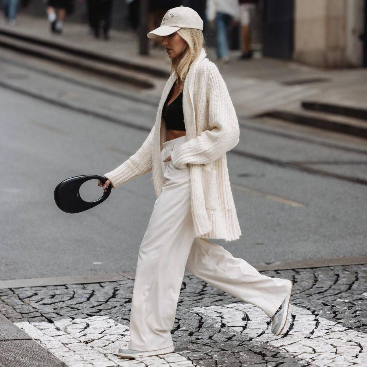 Influencer con look sporty minimalista protagonizado por una chaqueta oversize de punto