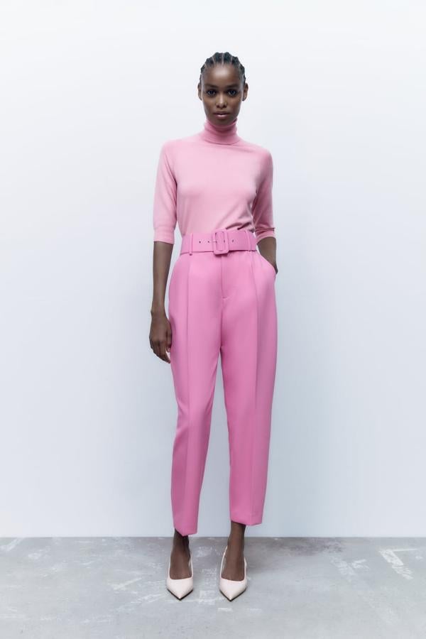 Si has llegado hasta aquí y todavía no tienes claro que este color sea para ti, apuesta por básicos más discretos y combinables como este. Las más atrevidas podrán llevarlo con otras tonalidades de rosa, y las que busquen el resultado sencillo con vaqueros, pantalones de traje y minifaldas. 