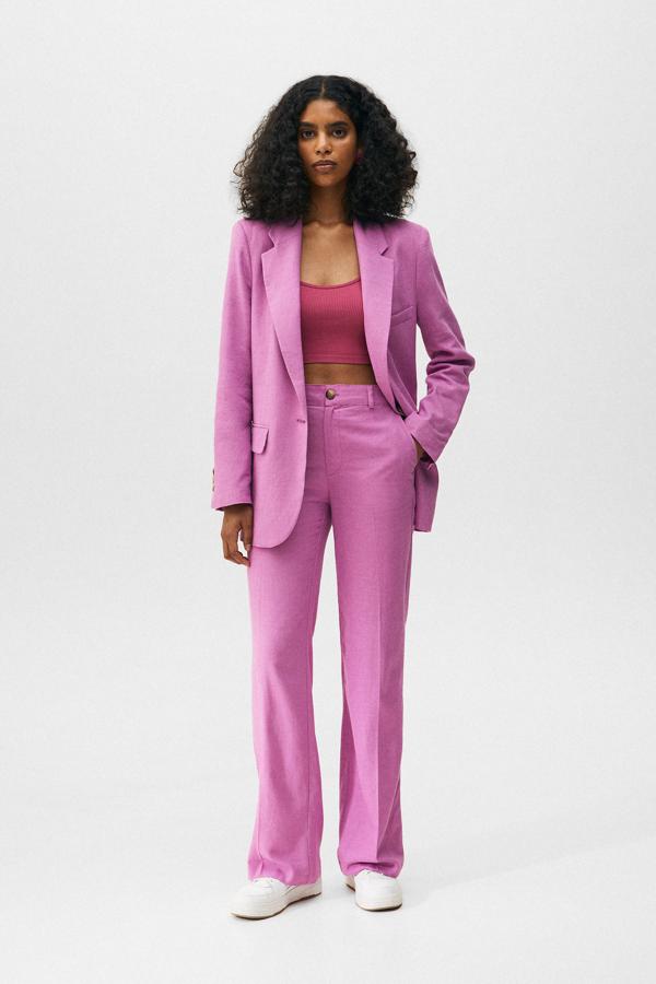 ¿Habías pensado en un traje de color rosa? Sin duda, es una opción ultra favorecedora, sencilla, efectiva y sin complicaciones que podrás llevar siempre y conseguir un resultado de diez. 