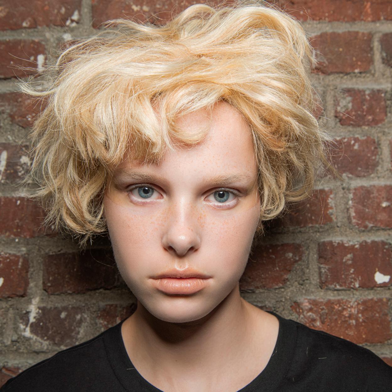 Modelo con un maquillaje muy natural. 