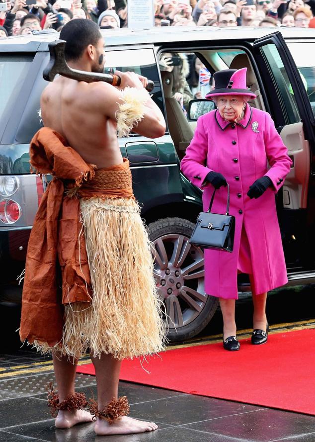 En 2017 la Reina Isabel II fue fotografiada a su llegada a una exposición sobre Fiji y esta fue una de las curiosas estampas que dejó la velada.