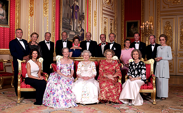 Los reyes y consortes europeos, incluidos la reina Sofía y el rey Juan Carlos, celebraron en Windsor en 2002 las bodas de oro como monarca de Isabel II. 