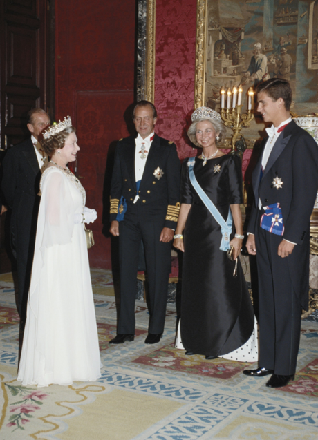 Imagen - La reina Isabel II y el duque de Edimburgo saludan al príncipe Felipe ante los reyes de España, en la cena de gala celebrada en el Palacio Real en 1988 (Foto: GETTY IMAGES).