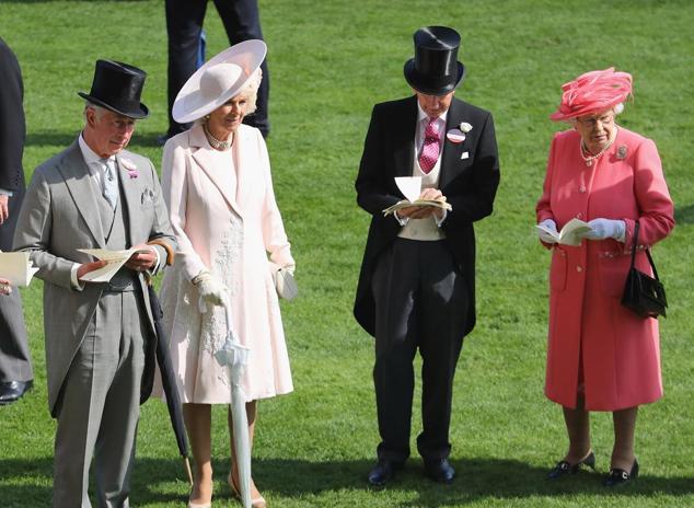 Uno de los eventos imprescindibles del calendario británcio son las carreras de Ascot. En la imagen, el Príncipe de Gales y la Duquesa de Cornualles junto al Príncipe de Edimburgo y la reina Isabel II, en 2016.