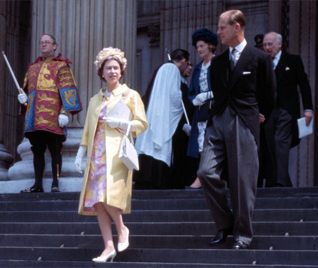 La reina Isabel II de Gran Bretaña y su esposo, el príncipe Felipe, salen de la Catedral de St. Paul, Londres, después de asistir a un servicio para las celebraciones de la Carta Magna en 1965.