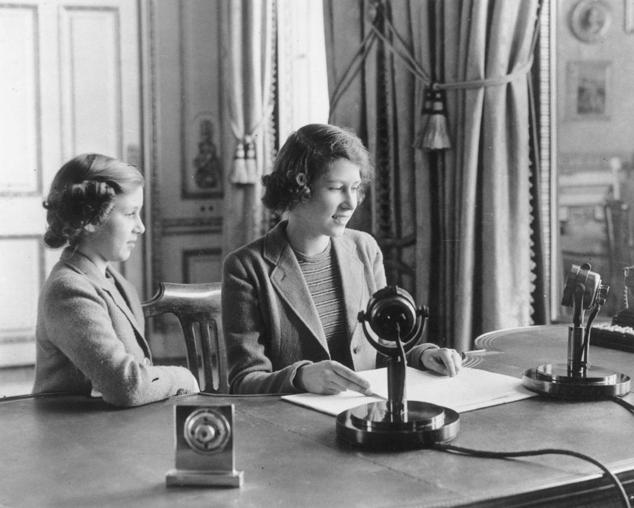 A pesar de que solo era una princesa, Isabel II y su hermana ya tenían deberes públicos entre los que se encontró su primera comparecencia radiofónica.